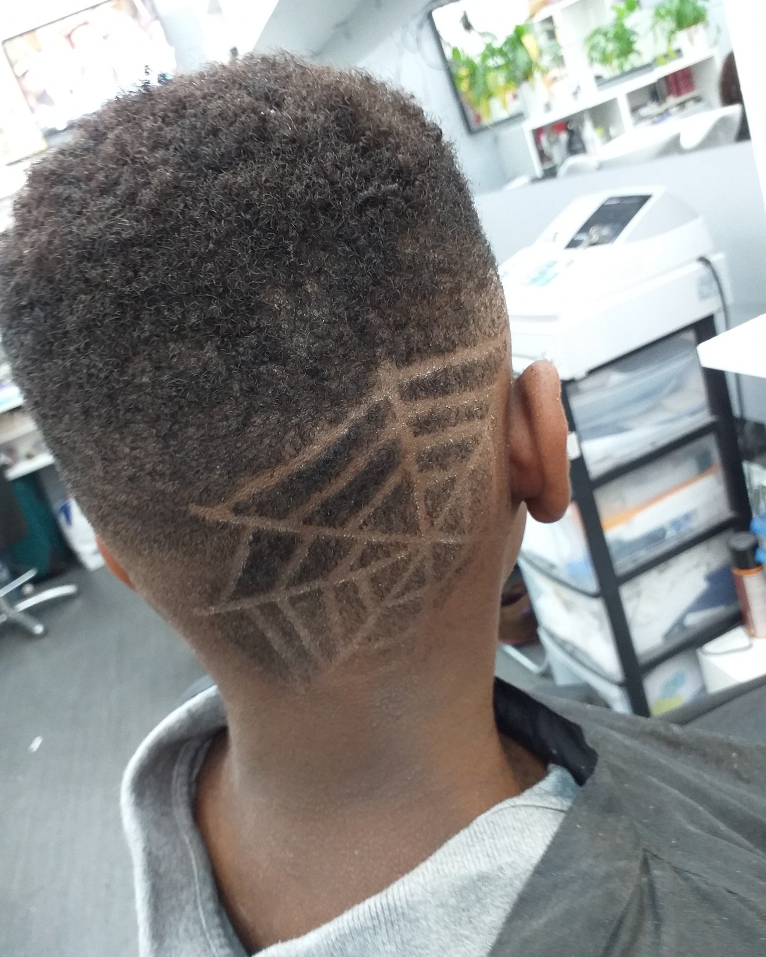 coupe-afro-avec-dessin-toile-araignee