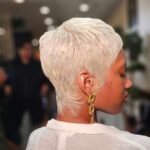 Pixie Cut et coloration coiffeuse Afro